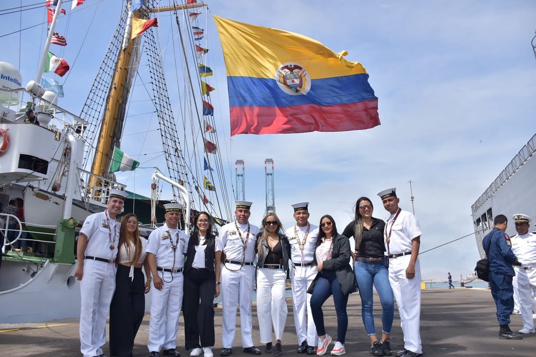 Connacionales reciben al Buque Escuela ARC Gloria que arribó a Perú 