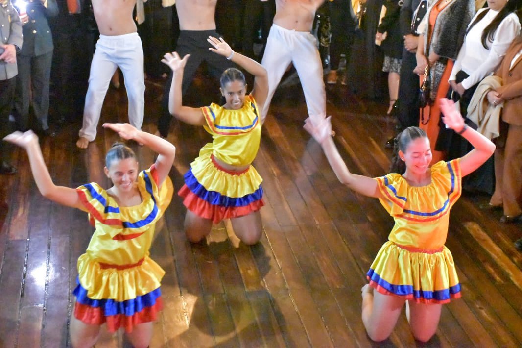 Connacionales reciben al Buque Escuela ARC Gloria que arribó a Perú 