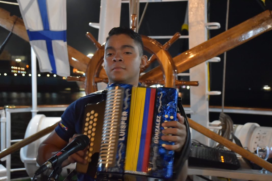 Connacionales reciben al Buque Escuela ARC Gloria que arribó a Perú 