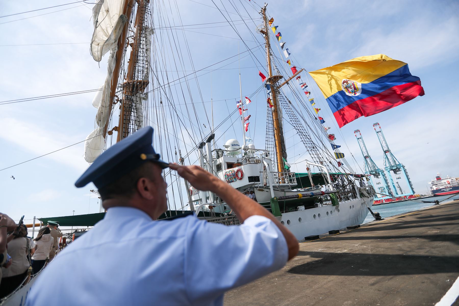 Connacionales reciben al Buque Escuela ARC Gloria que arribó a Perú 