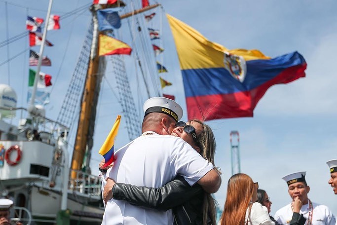 Connacionales reciben al Buque Escuela ARC Gloria que arribó a Perú 