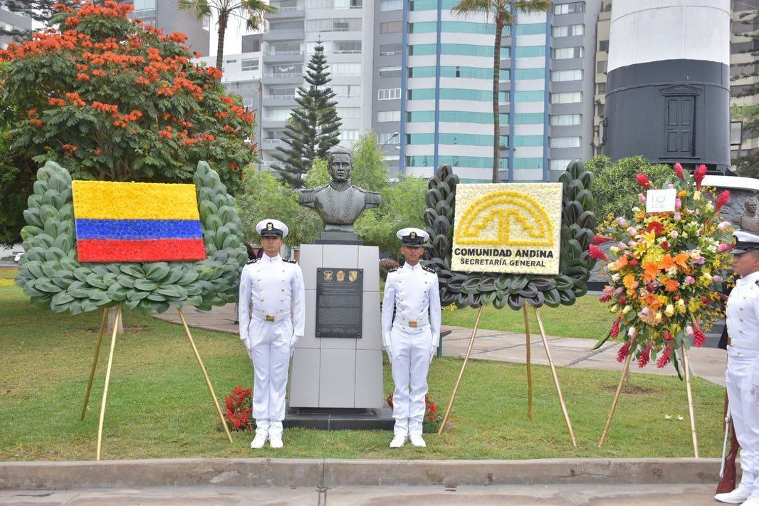 Connacionales reciben al Buque Escuela ARC Gloria que arribó a Perú 