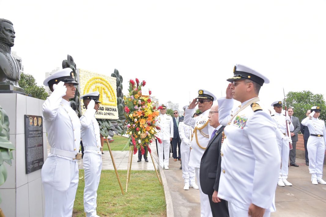 Connacionales reciben al Buque Escuela ARC Gloria que arribó a Perú 