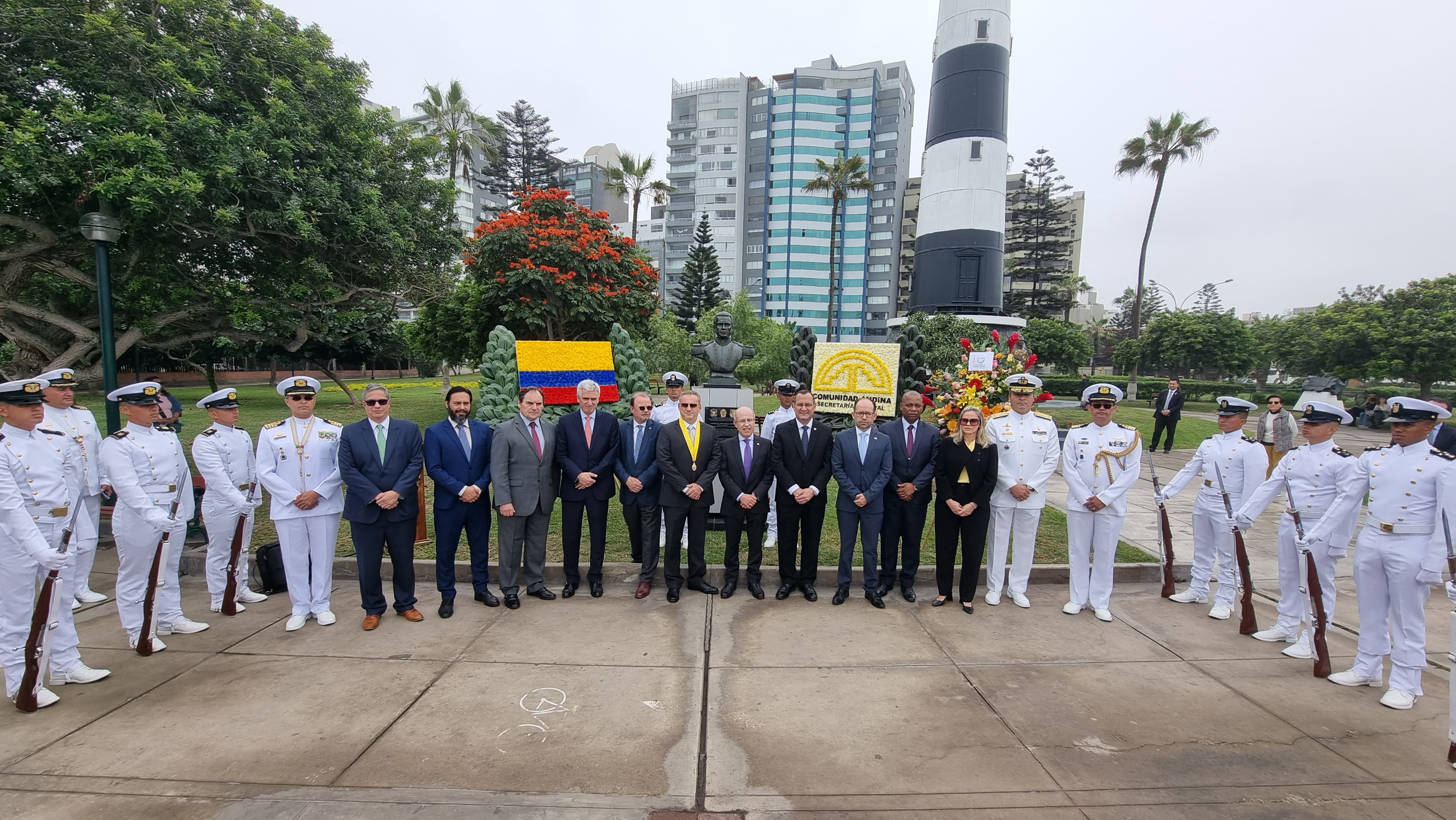 Connacionales reciben al Buque Escuela ARC Gloria que arribó a Perú 