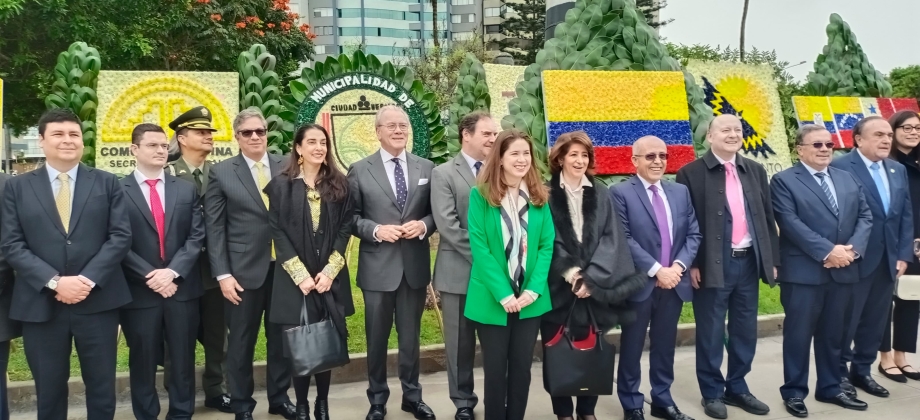 Embajada en Perú conmemora la Independencia Nacional con una ofrenda floral ante el monumento del Almirante José Padilla, héroe nacional