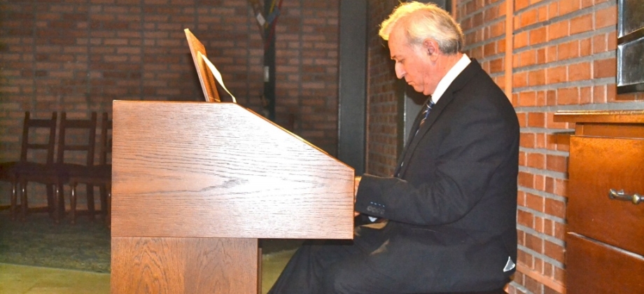 Foto: El maestro colombiano Álvaro Posada Castaño en concierto en la Iglesia de San José en Lima, Perú.